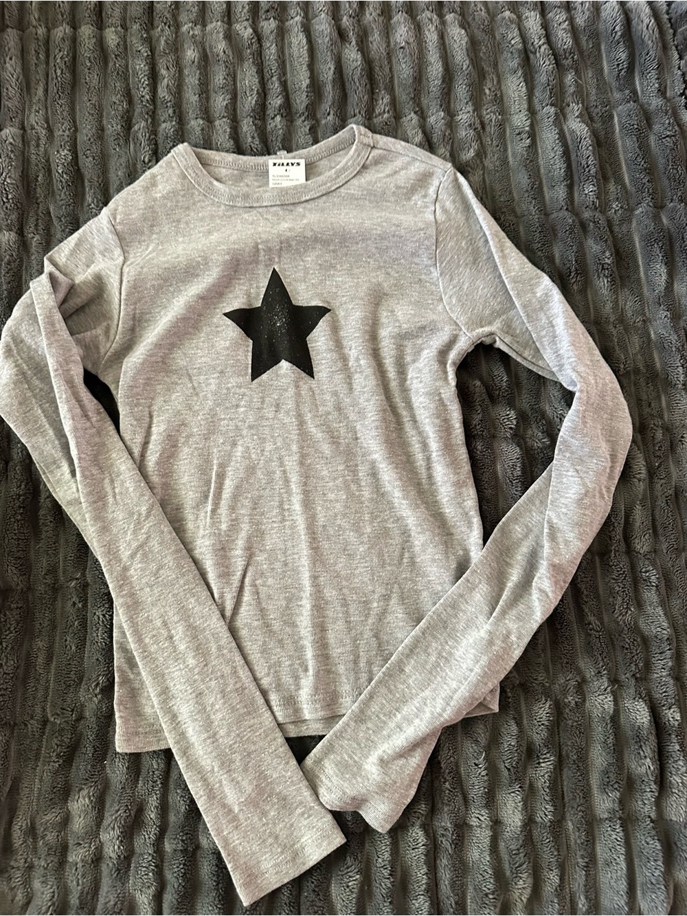 Tilly's Women's Light Gray Long Sleeve Tee with Black Star